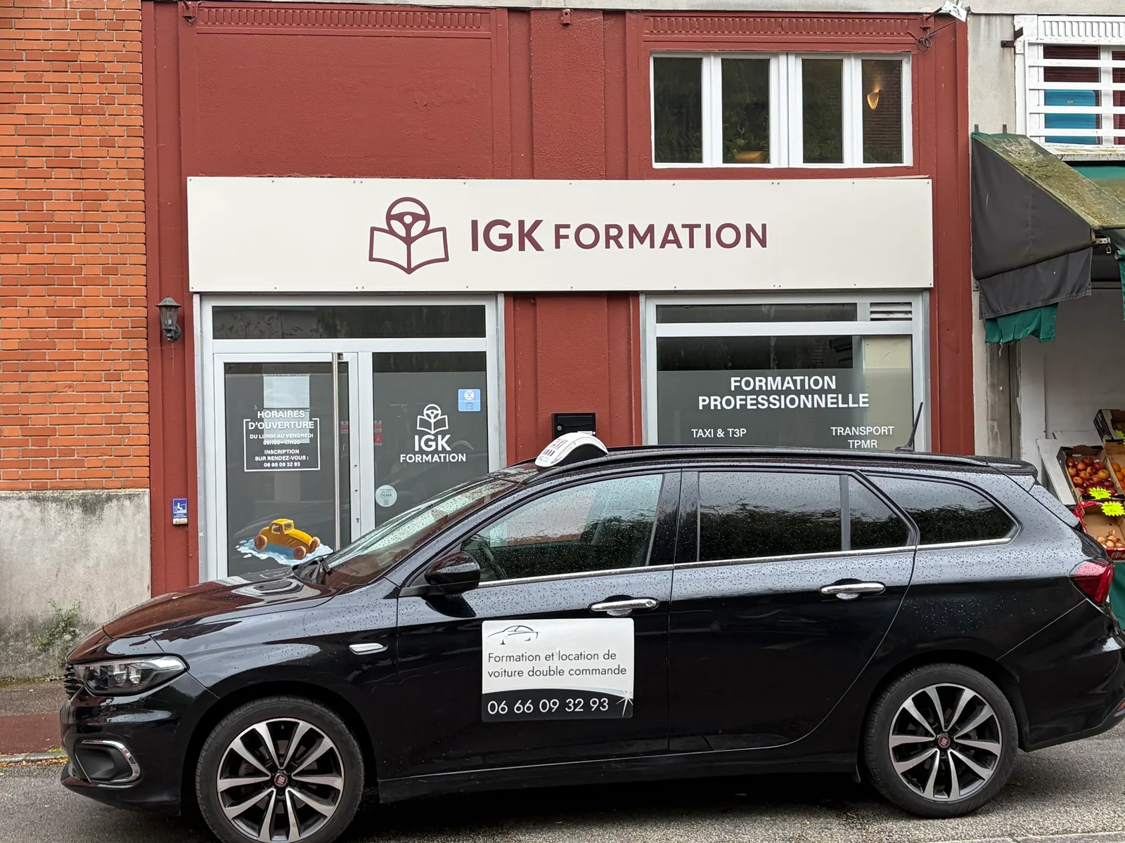 Façade du centre IGK Formation à Suresnes avec véhicule double commande